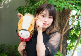 JRA「最強馬券アイドル」楠原安里梨が狙うはオークス「2強」どっち？ アーモンドアイは……