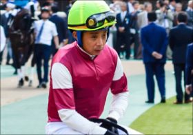 岩田康誠騎手が「因縁」ゴールドシップ降臨に大興奮!? レースで”指示無視”最後には「すかし芸」の屈辱から2年……「身内」を勝利に導き立場逆転？