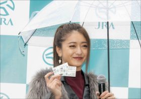 JRAに「みちょぱ」降臨！ 池田美優が誕生日サプライズと初「馬券体験」に興奮