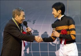 武豊、有馬記念では逃げ切りならず!? 優勝後北島三郎オーナーの「まつり熱唱」要望に絶体絶命……「本気で勘弁してください」も実は音痴じゃない？