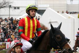 ルメール＆デムーロ「わざと騎乗停止」説浮上!? 昨年末「最悪騎乗」で大バッシングを喰らった外国人騎手2人の「問題点」