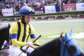 JRA騎手の「モレイラ真似」にM.デムーロ騎手は嫉妬!? 特殊「アブミ」大流行で思い出す「悲しき香港」？