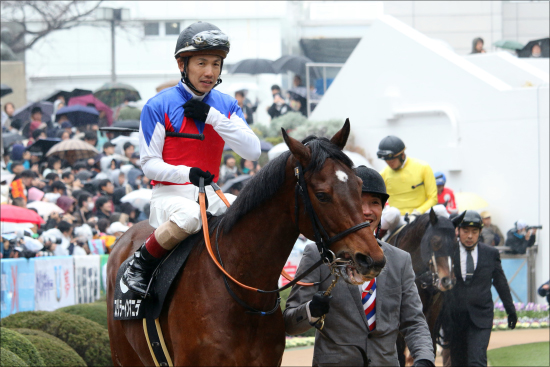 JRA蛯名正義引退式に「金髪ロン毛」の珍客登場!? 「あの騎手」の変わり果てたロックバンド風貌に「完全に主役を食ったな」の声の画像2