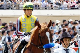 JRA三浦皇成を落馬に巻き込んでしまった「あの新人騎手」がまさかの選択!? 順調に回復見せるも復帰には難題多く……