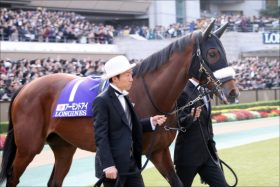 アーモンドアイ「凱旋門賞」出走に暗雲!? 「超新星」出現でシルク代表明言せず「ルメール争奪戦」に敗れれば……