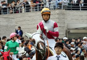 桜花賞馬キストゥヘヴンの仔タイムトゥヘヴンが「8馬身差」圧勝でクラシック候補に名乗り！ 北村友一「能力を感じた」最強女王アーモンドアイとの「共通点」とは