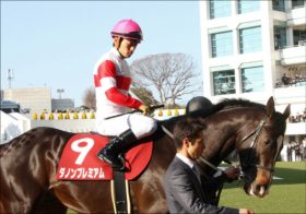 JRAダノンプレミアムにライバルも脱帽……　最高の競馬を展開したグァンチャーレを歯牙にもかけない圧巻の走り