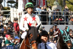 JRA横山典弘騎手「史上最悪のポツン」が日本の頂点に!? 断トツ最下位で「ダービーの冒涜」大批判を集めた馬がレイデオロと並ぶ