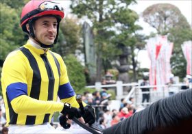 JRA C.ルメール騎手「8時間35分」の格闘……「大成功」の秘訣はオフの過ごし方？ ステイホームで誕生した“超高級車”とは