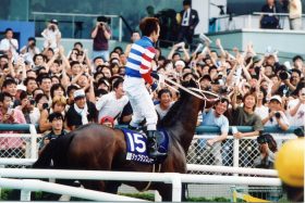 宝塚記念が有馬記念になれない理由。有力馬の回避、馬券売上の伸び悩み、盛り上がらないファン投票、そして大人の事情とは