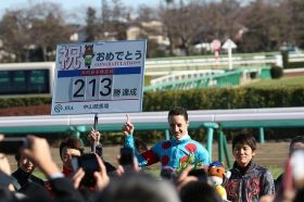 C.ルメール騎手「武さん」連発に賞賛の嵐！ 年間最多215勝達成「武さんはレジェンド。僕は普通」に見える”和”の心