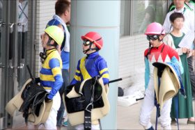 JRA高田潤騎手「神”落馬”」に海外からも絶賛の声！ 大事故を未然に防いだ「プロ根性」にマキバオー作者も驚愕