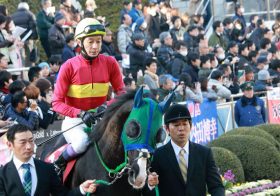 ゴールドアクター「今後」現役引退も……武豊騎手「深刻」最下位大敗にグランプリホース陣営が出した「答え」は