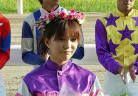 女性騎手の「レジェンド」宮下瞳騎手が現役復帰！ 次に狙うは「ママさん騎手」のパイオニア？