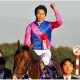 JRA デビュー半年で2回の「油断騎乗」疑惑で流石に反省!? 乗り替わりも経験したルーキーの改心、“ラストチャンス”の馬に “僕の技術”風車鞭が炸裂!