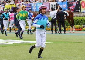 JRA M.デムーロ「誤爆」でライバル圧勝!? レース前「ガンバローね」“相棒”を激励したつもりが……