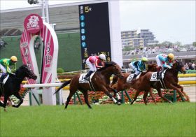 JRA「怪物」リフレイムがクロノジェネシス“2世”襲名!? クイーンC（G3）芦毛馬「複勝率85.7%」を味方に“G1約束手形”獲得なるか