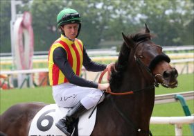 JRAサリオス騎乗D.レーンの元「同居人」が帰国。 予想外の“お土産”で念願の対決はお預けか？