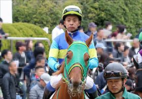 JRA岩田康誠、単勝187.8倍スカーレットカラー「笑ってしまうくらい下手な騎乗」から意地のクビ差4着！ マイルCS（G1）安藤勝己氏大絶賛の「イン突き」で引退レースに花