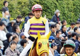 JRA「騎乗依頼なし」でテレビ出演“赤っ恥”ベテランが単勝「178.4倍」の大金星。「馬主の醍醐味」大物オーナーのバックアップに満点回答