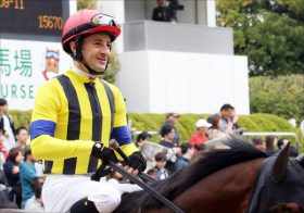 JRA 牝馬クラシック「相棒不在」のC.ルメールが余裕の海外渡航!? 桜花賞トライアル「騎乗不可」でも平気なワケ