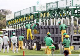 JRA競馬中継「視界不良」で16頭立てが“6頭立て”に……「どうやらスタートを切っているようです」という実況で始まった伝説のレース