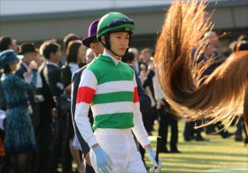 JRAモーリス産駒初勝利は「反則」勝ち!? カイザーノヴァ異次元の末脚も「タックル炸裂」で坂井瑠星騎手は無念の騎乗停止……