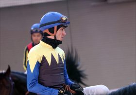 JRA C.スミヨン「入線後」の斜行でも12日間の騎乗停止！ 過去には武豊とも一悶着…イギリスでやらかした「お粗末騎乗」にファンも納得？