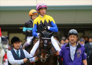 元JRA細江純子氏「大胆ファッション」にファン釘付け!? 阪神大賞典（G2）ディープボンド快勝の裏で写真集も出した元ジョッキーが注目されたワケ | GJ