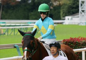 JRA 社台ファーム生産の期待馬が藤田菜七子騎手でデビュー！ 父は芝1800mの日本レコードホルダー