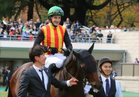 JRA 「勝てない1番人気」がC.ルメール騎乗で大変身!? 「16年ぶり」不名誉な記録を達成した馬が“キャラ”脱却したワケ