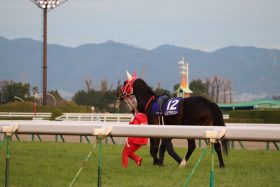 JRAリスグラシュー引退式 まさかの「あの人」が騎乗で場内騒然！ 池添・藤懸両騎手も、ちゃっかり騎乗して微笑ましい式に