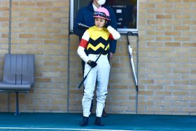 JRA 復帰初戦はまさかの落馬！「新規顧客」から“ご祝儀”も？ 半年ぶりにターフに帰ってきた古川奈穂はチャンスを掴めるか