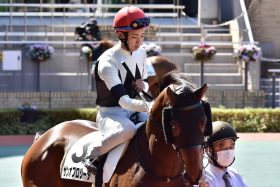 JRA「225万」泉谷楓真の逃走劇はなぜ起こったのか!? 12番人気の勝利にWIN5ファンは悲鳴、超大穴馬が見せていた絶好サインとカフェインに関係？