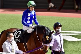 JRA中山でも沸いた丸田コール！ あわや「出走危機」から滑り込みで殊勲の大金星、ナランフレグに託した仲間たちの「反骨精神」とロマン