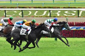 JRA コマンドライン級「超大物候補」がデビュー勝ち！ 福永祐一「言うことなし」の絶賛、今年ラストクロップのクロフネ産駒は白毛のアイドル・ソダシに続けるか