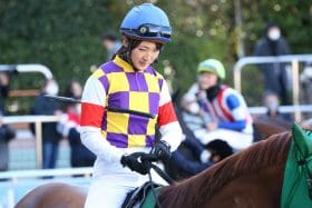 永島まなみ「連敗脱出」武豊1番人気馬を退け1ヶ月ぶり美酒！「オグリキャップ超え」掲げる新進気鋭トレーナーがJRA新馬戦初V