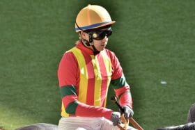 JRA吉田隼人「ドン詰まり」強行突破の代償は斜行戒告、武豊も認めた大本命馬の敗戦にファンから不満続出？