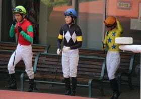 JRAマーメイドS（G3）絶好調の女性騎手がお手馬の重賞デビューで「まさか」の乗り替わり!? 世界的名伯楽が愛弟子に下した「半人前」の辛口ジャッジ……