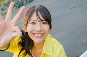 グラビア界のチラリスト・琴井ありさが1st写真集『琴井と恋と／真紅のlibido、夜明けのennui』を発売！