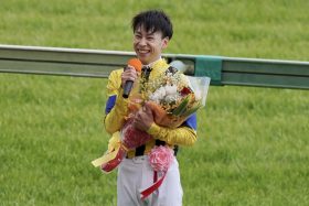 絶体絶命1枠1番からの大逆転！ 最後は大外一気、逆襲の「天才」横山武史が見せた大胆不敵な神騎乗