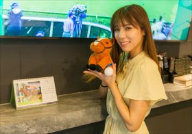 注目のUMAJO夏本あさみが競馬カフェをオープン！ 会いに行けるアイドルは「プロ顔負け」の競馬女子、一口馬主デビューした彼女の競馬愛と素顔に迫る【特別インタビュー】