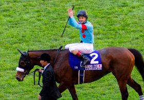 C.ルメール「彼女はまだ走りたいみたい」名牝たちの早過ぎる引退に賛否!? アーモンドアイ、リスグラシューも…… クラブ規約は晩成馬の可能性を摘みかねない？