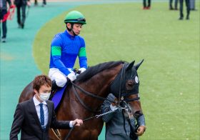 C.ルメール、岩田康誠も認めた2億円馬が「1年7か月ぶり」復活V！ 出遅れ→大外捲りも圧巻の好時計、元リーディング騎手にも一筋の光？