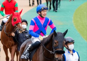 JRA山田敬士以来の「距離誤認」で新人騎手が暴走……ムチ連打に「もう1周あるんですが……」5番人気馬が悪夢の最下位で即刻の騎乗停止