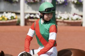 JRA新人女性騎手「122戦目」初の1番人気で“ホロ苦”大敗…スマホ不適切使用で30日間騎乗停止も逆境をバネに成長。今村聖奈に続く、競馬界のニューヒロイン登場か