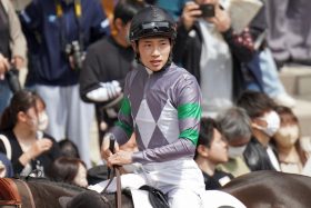 角田大河「花火大会を見たかった」芝コースに車で侵入！ 函館競馬場にタイヤの跡もくっきり…スマホ不適切使用から1年