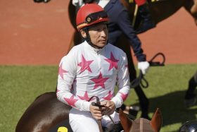 横山典弘「調教師は諦めた。もうずっと騎手でいく」引退も噂された大ベテランが3度目のダービー優勝！「将来性を断たなくて良かった」の言葉にファンもしみじみ？