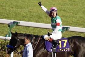 【菊花賞】武豊、横山典弘らが動いた中「動かなかった」C.ルメールの一呼吸。「普通は3000mなんか保たない」安藤勝己氏も驚愕するドゥレッツァの起死回生