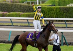 ソールオリエンス大活躍の裏で「謎」の転厩→0勝「引退寸前」馬がいきなり激走!? 格上挑戦の10番人気も、調教師も騎手も好走を確信していたワケ